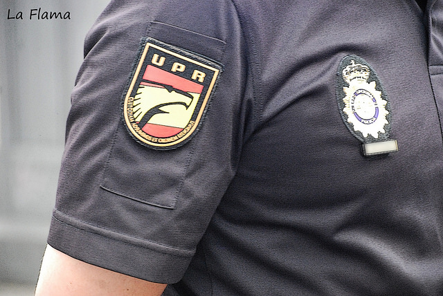 escudo de la upr de la policia en el uniforme de verano