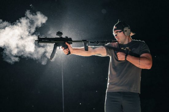Hombre dispara con MP5
