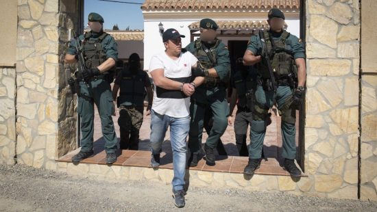 Chalecos y botas del gar de la guardia civil