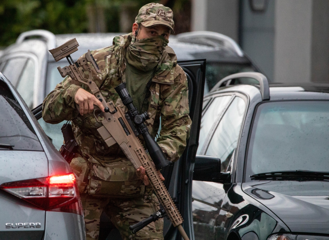 Policia belga con un rifle de precisión Accuracy AX en un incidente 